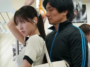 Ngủ nhờ nhà quản lý nữ tốt bụng sau khi trễ chuyến tàu về nhà với vợ