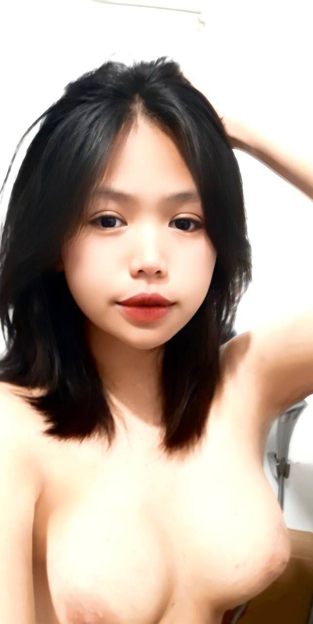 Một cô gái với dải băng bụng gợi cảm và tất lưới đen đang muốn sử dụng một dụng cụ rung JJ để mút vào tủ rồi đâm vào cái mông to gợi cảm. Thật là hấp dẫn. Đừng bỏ lỡ nhé.