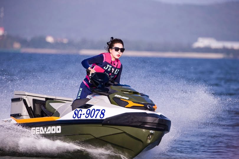 Cô gái trà sữa và một vài người bạn đã đi đến bãi biển để tổ chức tiệc nướng. Họ uống hơi quá chén và đi đến một khách sạn để quan hệ tình dục nhiều lần. Người ta nói rằng có một cô gái trinh nữ nhút nhát.