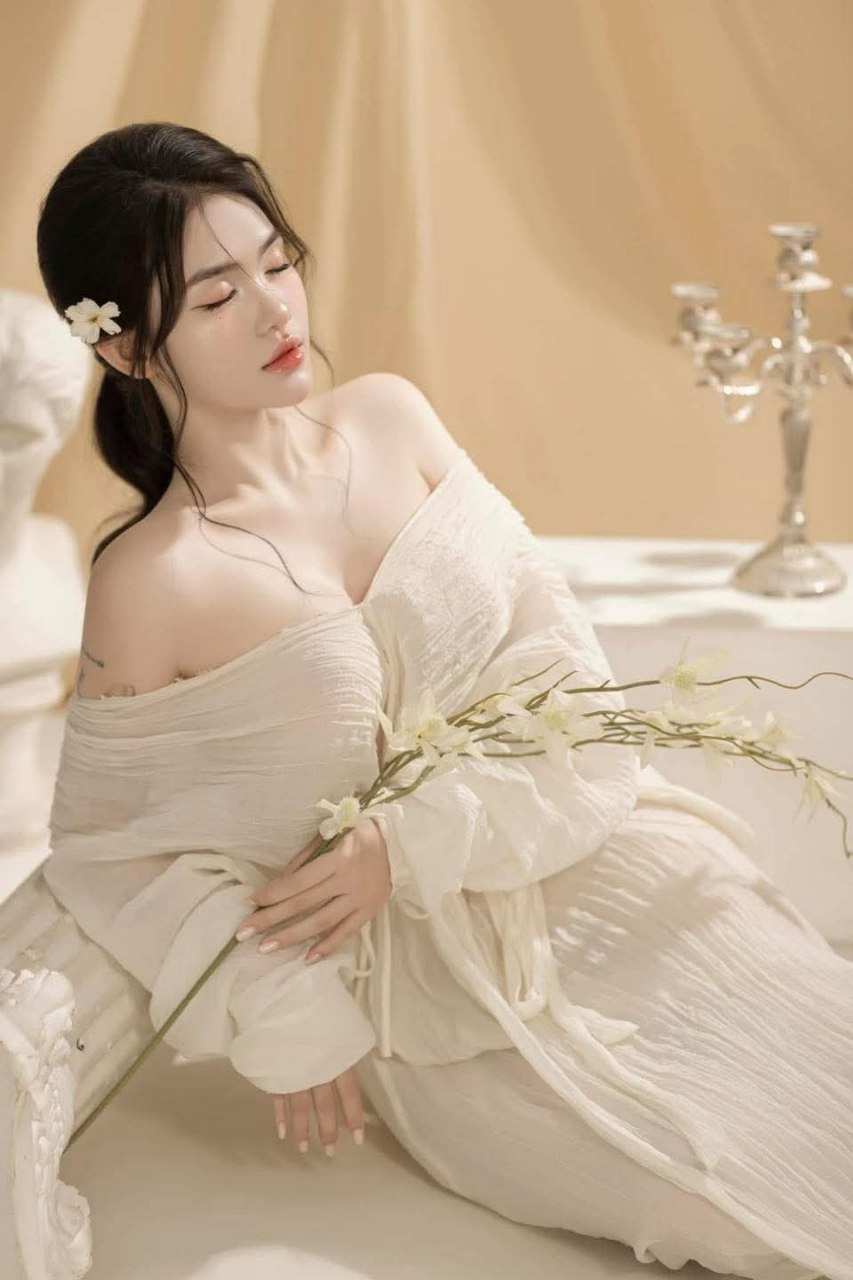 Thấy con trai mãi mê công việc để vợ sắp cưới của con trai cô đơn, bố ông xã làm liều đè phang con dâu
